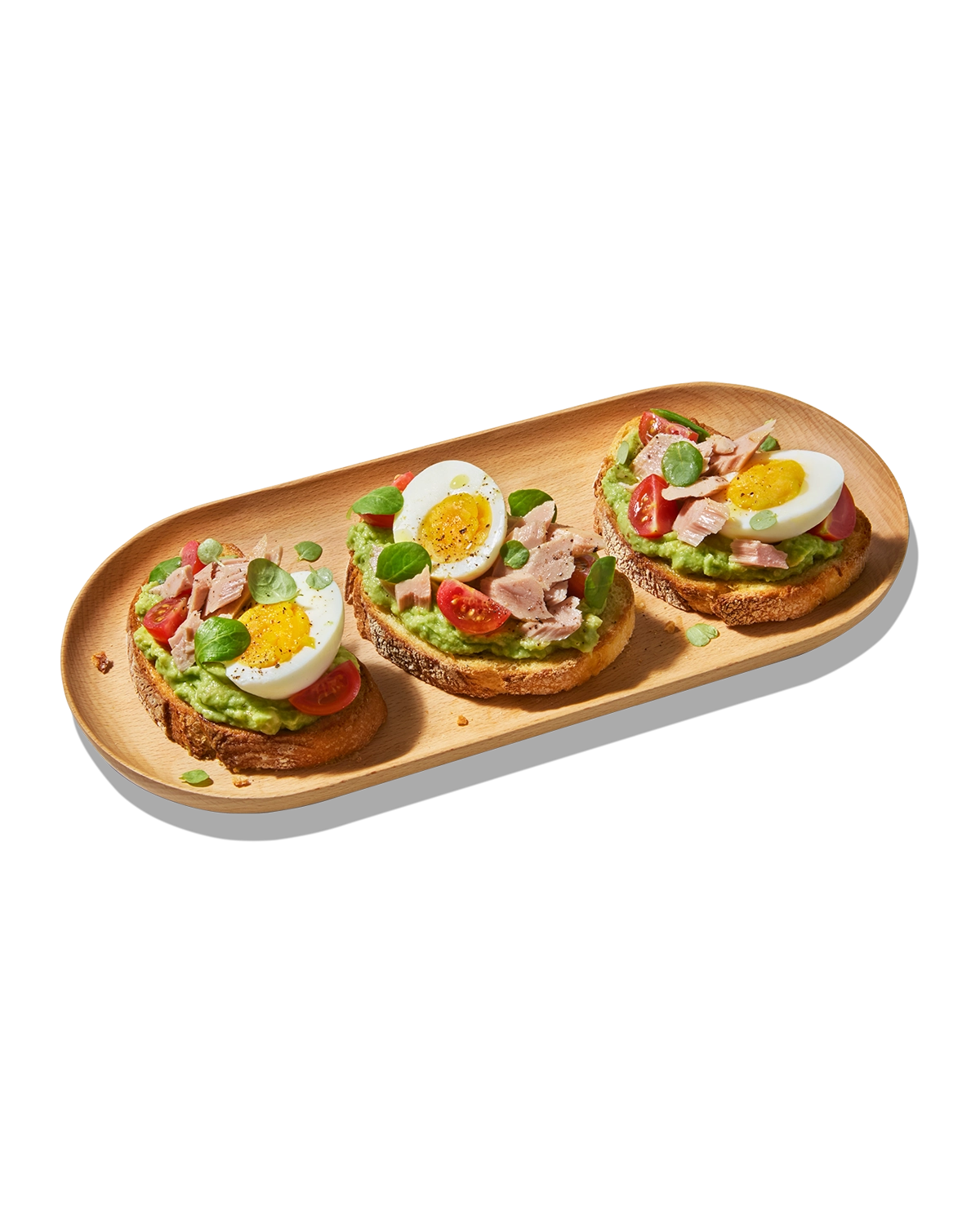 Mareblu - Avocado toast con tonno mareblu, uovo sodo, songino e pomodorini