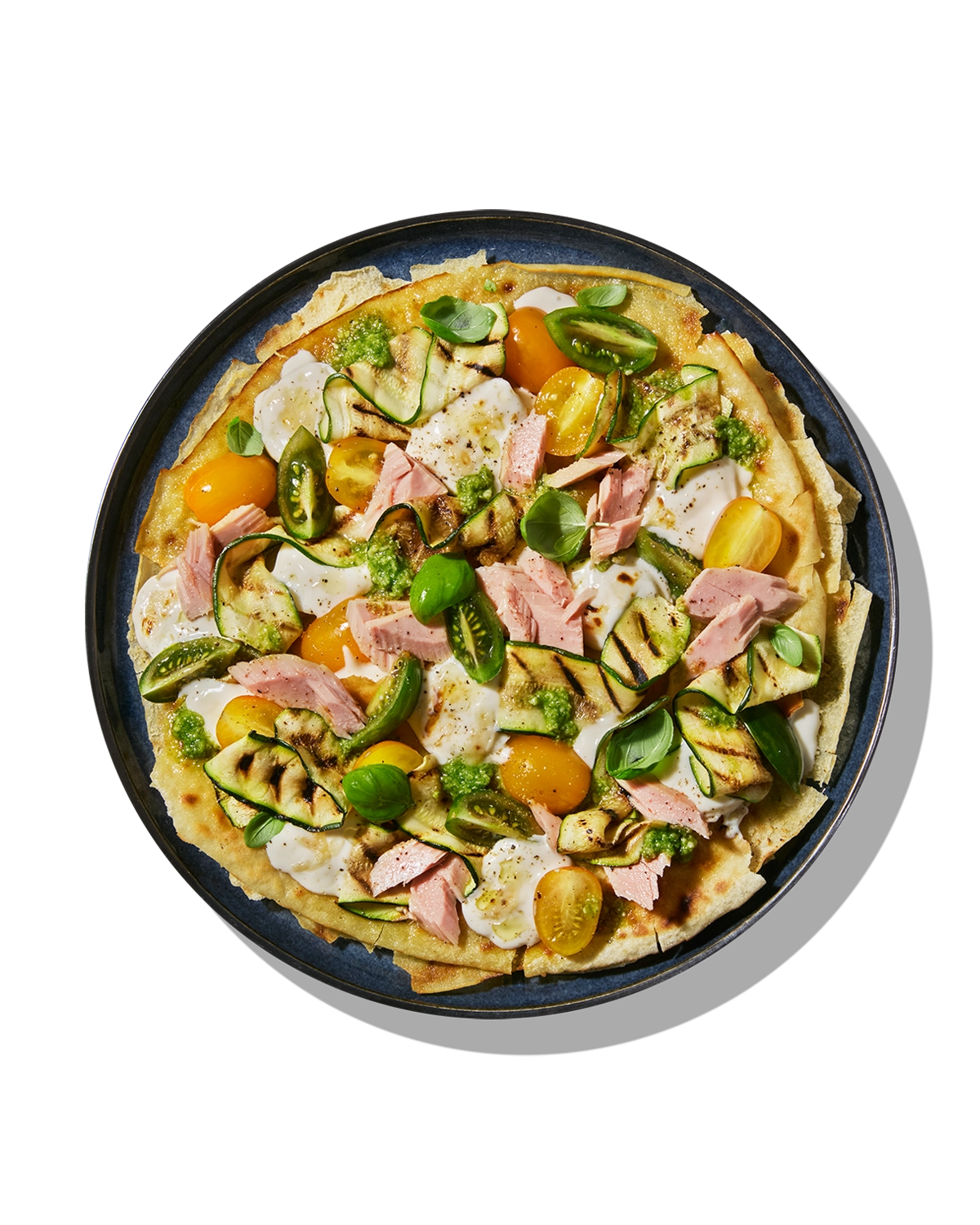 Mareblu - Finta pizza di pane carasau con mozzarella, pesto di basilico, tonno mareblu, datterini e zucchine grigliate